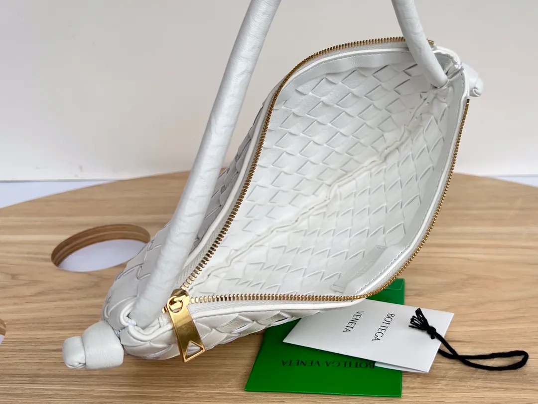 Batch 1260 BV has released a new product, TURN 6699-3 #Recommended New Hot Style It is still the classic woven logo that we can recognize at a glance. It is really a unique shape that is both familiar and unfamiliar! Made of sheepskin weaving, with beautiful gold beads on the shoulder straps for free adjustment. You can switch between shoulder and handbags at will. It has a concave and convex shape anytime and anywhere. It is a practical king with a unique personality. With the right color combination, it can be sweet or salty. It is full of style. Summer catwalk style is beautiful. Pull it out quickly. Size: 40*3*24